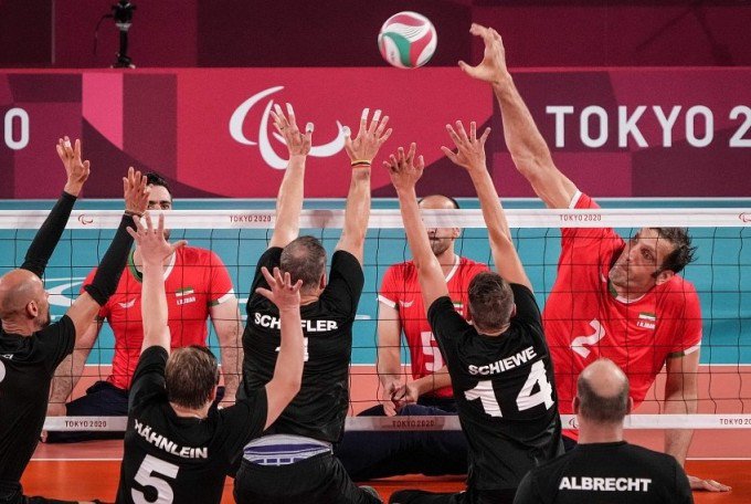 Mehrzad (ngoài cùng bên phải) đập bóng trong trận gặp Đức tại Paralympic Tokyo 2020. Ảnh: AFP.