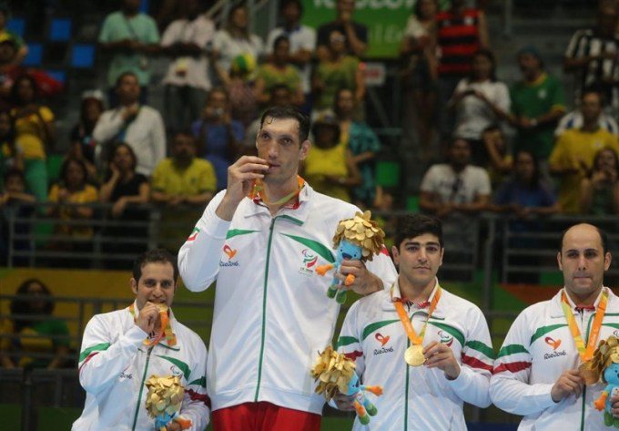 Morteza và tuyển Iran mừng tấm HC vàng tại Paralympic Rio 2016. Ảnh: Tasnim.