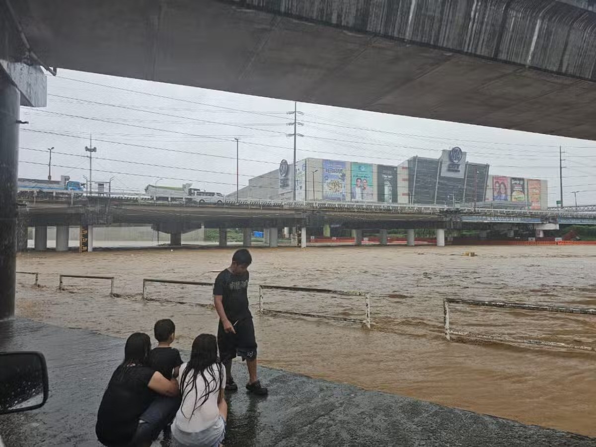 Nước sông Marikina ở phía đông Manila tiếp tục dâng cao ở mức cảnh báo cấp độ 2 vào sáng 2/9/2024. Ảnh: Inquirer