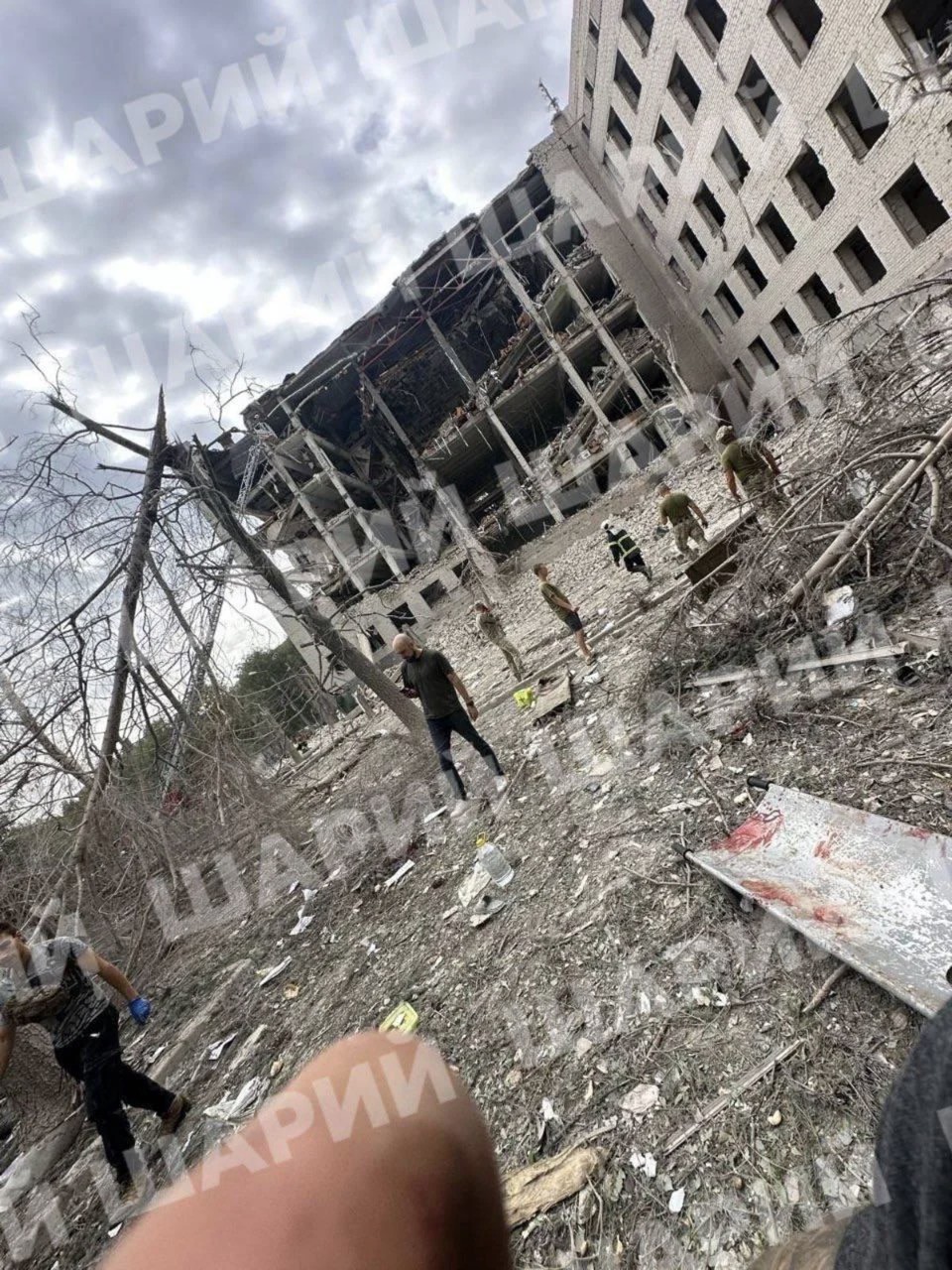 Nhân viên cứu hộ làm việc tại hiện trường sau cuộc tập kích của Nga. Ảnh: Kyiv Post.