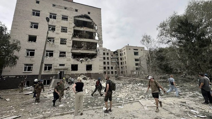 Tòa nhà ở học viện quân sự bị hư hại sau cuộc tập kích cửa Nga hôm 3/9. Ảnh: Financial Times.