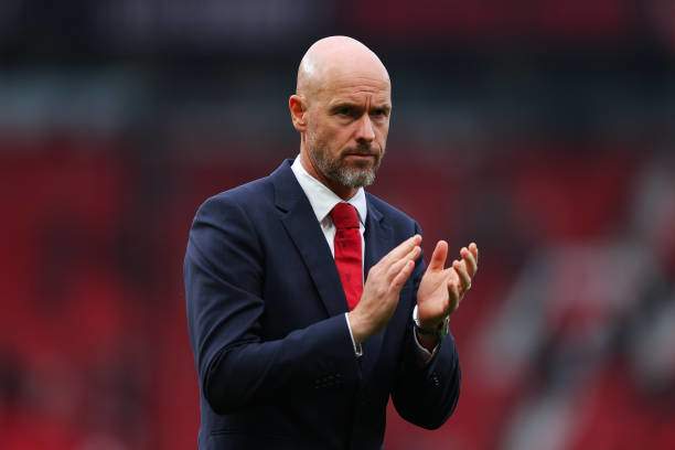 Erik Ten Hag bắt đầu dùng 2 chiếc cúp đoạt được ở MU để bảo vệ vị trí của mình