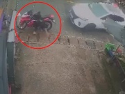 Xe máy - Xe đạp - Clip: Thanh niên thoát chết trong gang tấc khi ô tô lao thẳng về mình