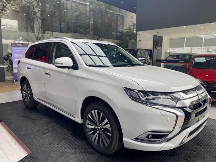 Mitsubishi Outlander cũ 6 năm tuổi vẫn được chào bán với giá "6xx" triệu đồng - 2