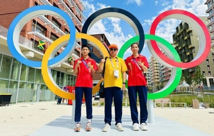 HLV Nguyễn Như Cường (giữa) và 2 võ sĩ boxing nữ Việt Nam tham dự Olympic 2024.