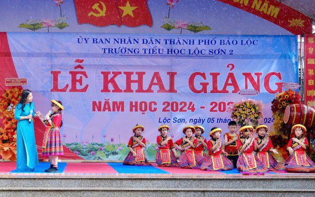 Hơn 23 triệu học sinh khai giảng năm học mới - 1