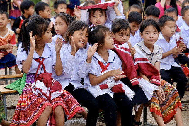 Học sinh Tiểu học Liêng Srônh (Đam Rông, Lâm Đồng) tham gia Lễ khai giảng