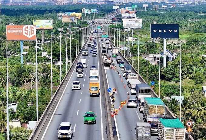 Đơn vị thi công dựng hàng cọc tiêu ngăn một làn đường trên cầu Long Thành, sáng 5/9. Ảnh: Gia Minh