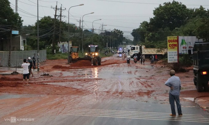 Lũ cát kinh hoàng ập xuống Phan Thiết, cuốn trôi người đi đường