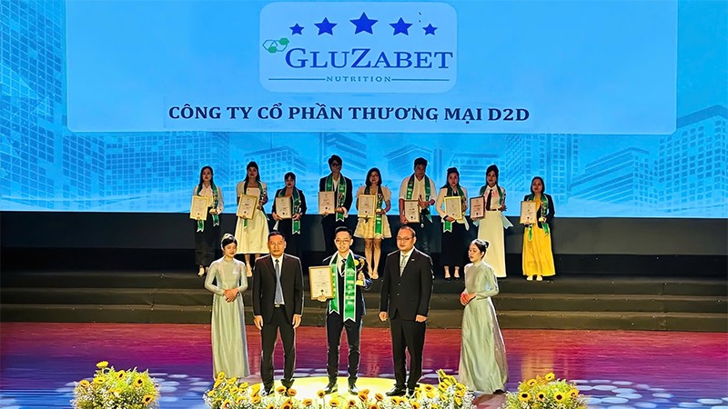 Đại diện của Công ty cổ phần thương mại D2D lên nhận giải thưởng "Vietnam No1 Brand Award 2024”