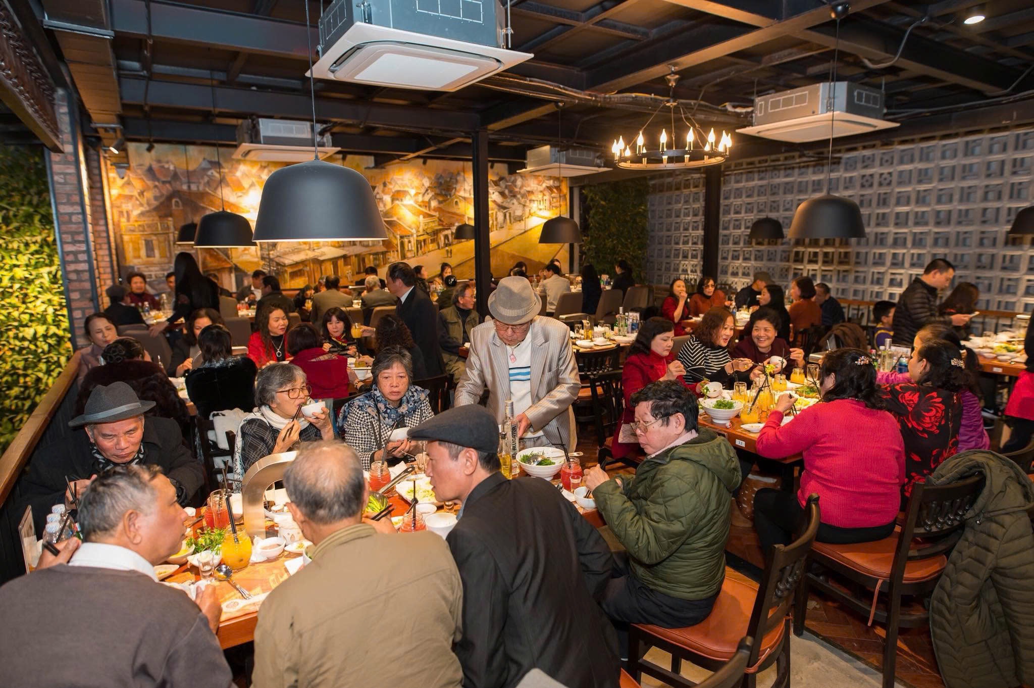 Nhiều khách hàng lựa chọn Vua Chả Cá là nơi tụ tập trong mỗi dịp quan trọng.