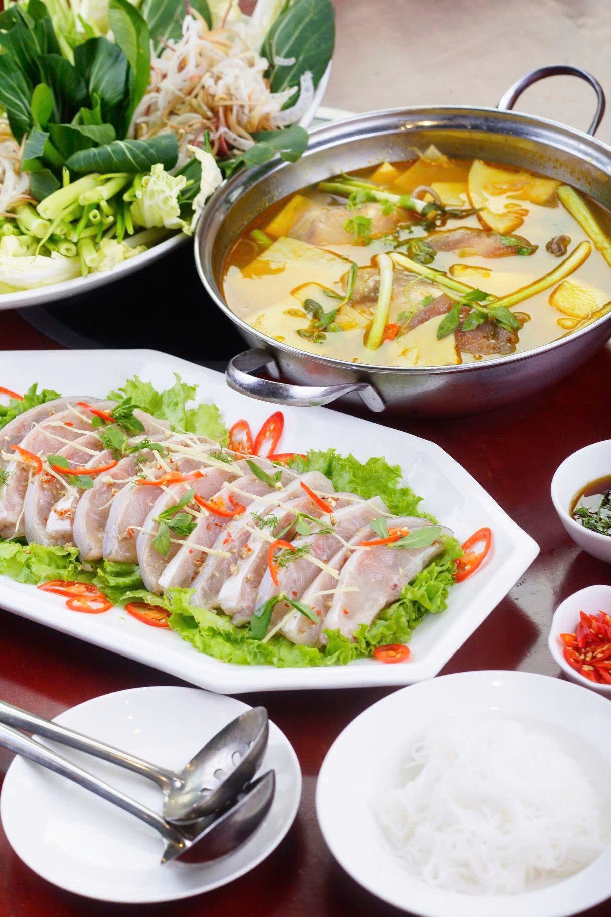 Không chỉ chả cá, Vua Chả Cá còn được thực khách biết đến với đa dạng món lẩu đậm vị.