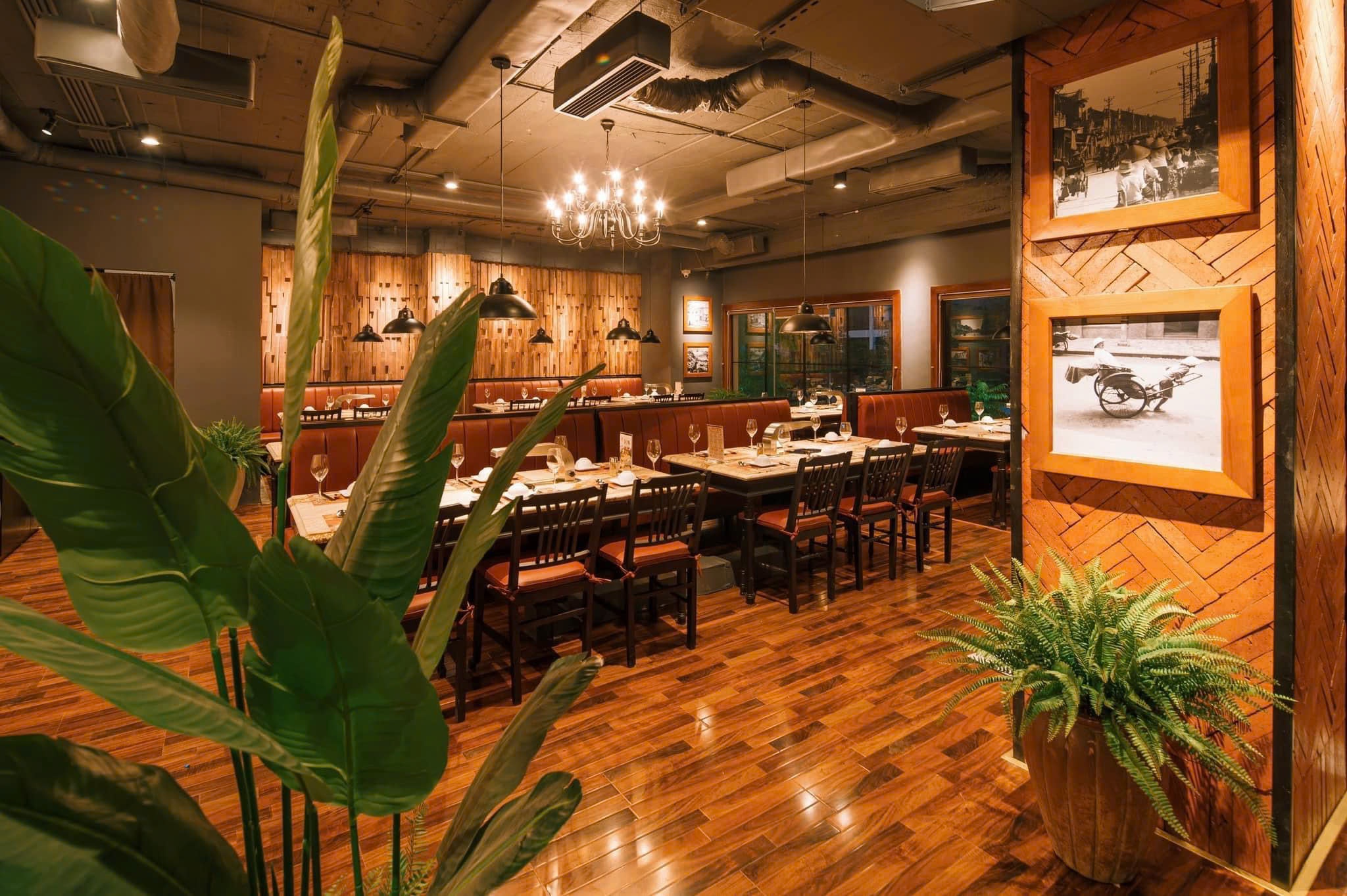 Nhiều khách ngoại quốc lựa chọn quay lại Vua Chả Cá lần thứ hai để thưởng thức vẻ đẹp của Hà Nội những năm trước 2000.