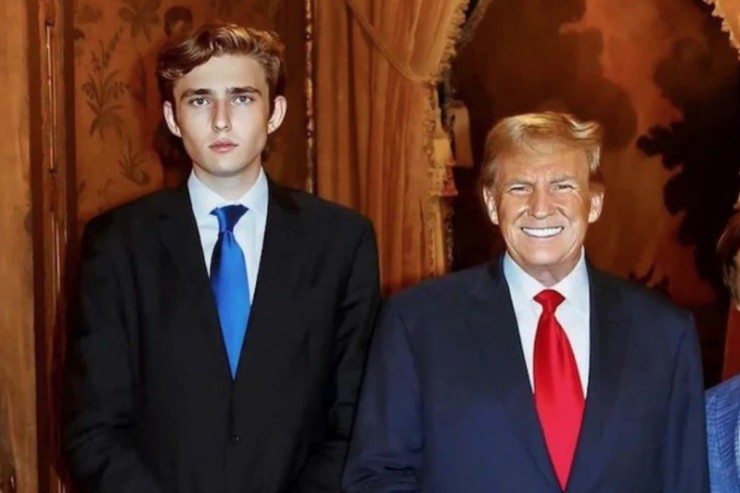 Cựu Tổng thống Donald Trump và cậu út Barron Trump trong một sự kiện tại dinh thự Mar-a-Lago hồi tháng 4. Ảnh: TELEGRAPH