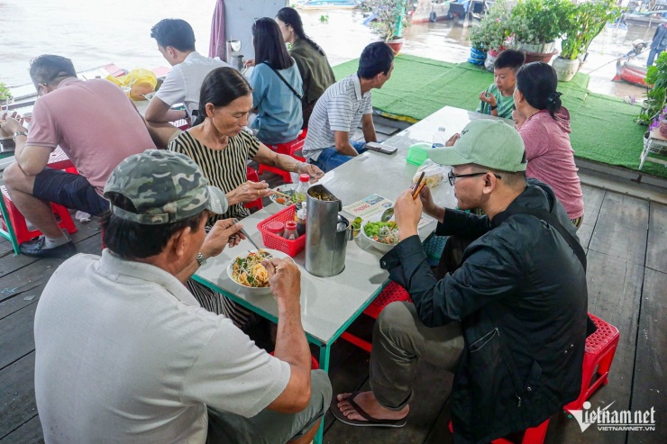 Du khách có thể thưởng thức bún, hủ tiếu ở các nhà bè ven chợ. Ảnh: Linh Trang