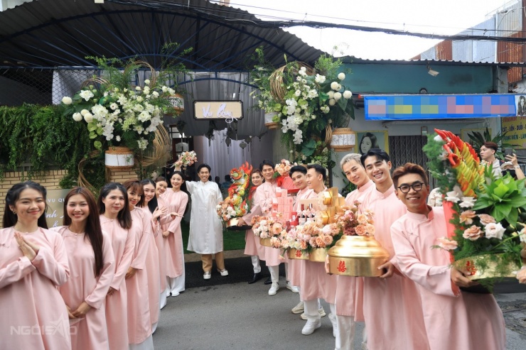 Dàn phù rể là các đồng nghiệp của nam diễn viên.