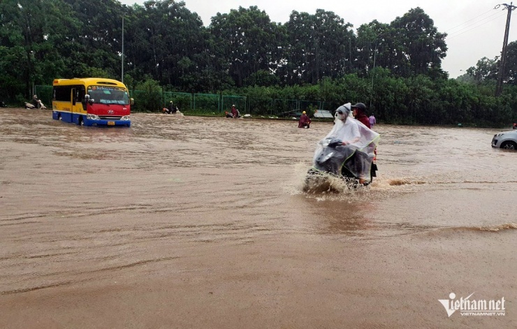 Hà Nội đón bão Yagi, cảnh báo mưa to, ngập úng và sạt lở đất