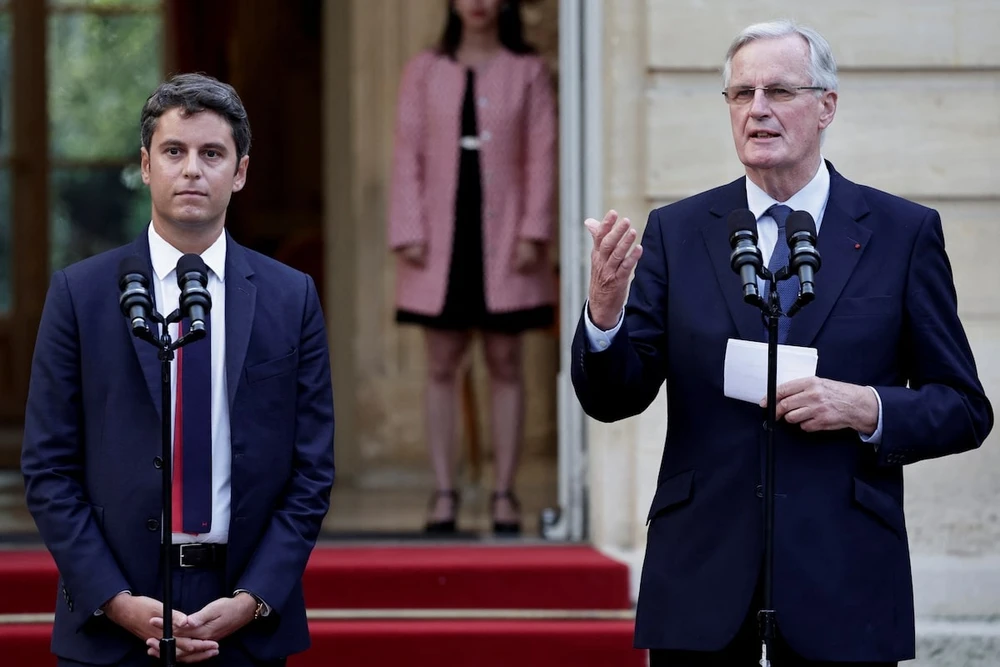 Tân Thủ tướng Pháp Michel Barnier (phải) và cựu Thủ tướng Pháp Gabriel Attal tại dinh thự thủ tướng Pháp hôm 5-9. Ảnh: REUTERS