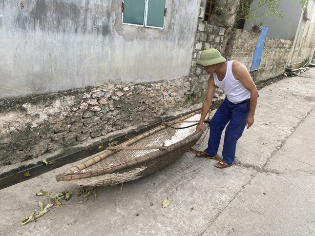 Chuẩn bị ứng phó siêu bão Yagi: Người dân Chương Mỹ chủ động chuẩn bị thuyền và chặt tỉa cây xanh