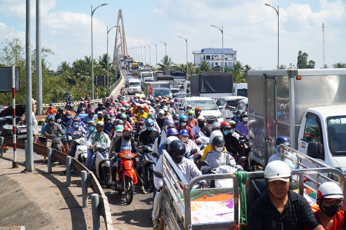 Cầu Rạch Miễu thường xuyên quá tải, nhất là dịp lễ Tết. Ảnh: Hoàng Nam