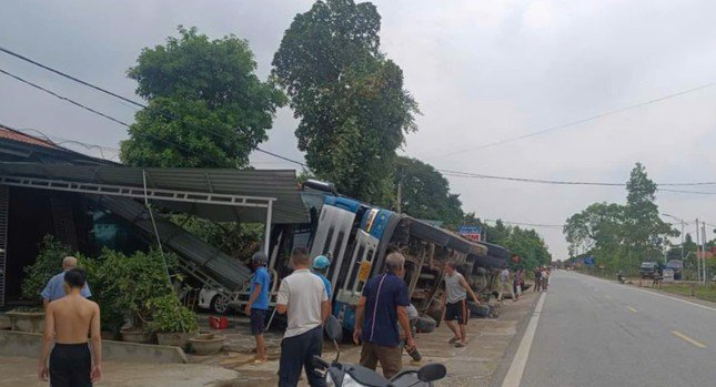 Tai nạn kinh hoàng trên quốc lộ 15A: Xe đầu kéo lật đè lên ô tô, may mắn không thương vong