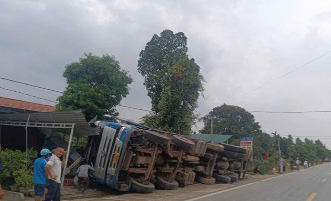 Tai nạn kinh hoàng trên quốc lộ 15A: Xe đầu kéo lật đè lên ô tô, may mắn không thương vong