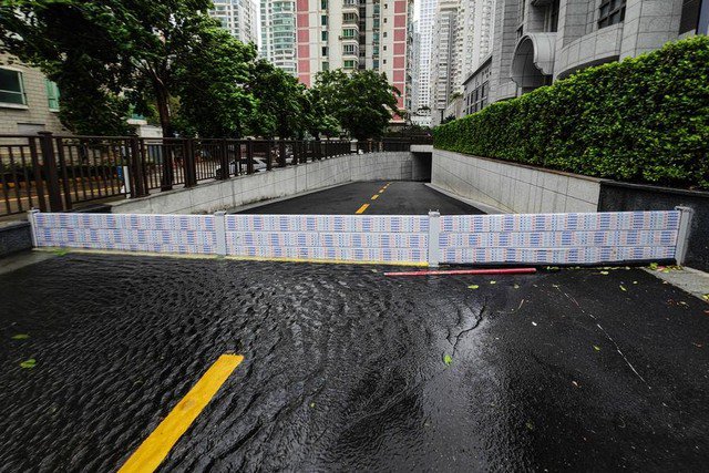 Một rào chắn được dựng lên để ngăn
nước ở lối vào bãi đậu xe ngầm.