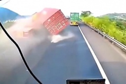 Media - Clip: Đâm vào dải phân cách, thùng xe container rơi xuống đường