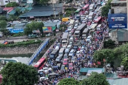 Tin tức trong ngày - Giao thông Hà Nội hỗn loạn, người dân tháo chạy về nhà tránh bão