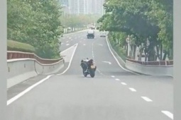 Media - Clip: Xe phân khối lớn không người lái chạy băng băng trên phố