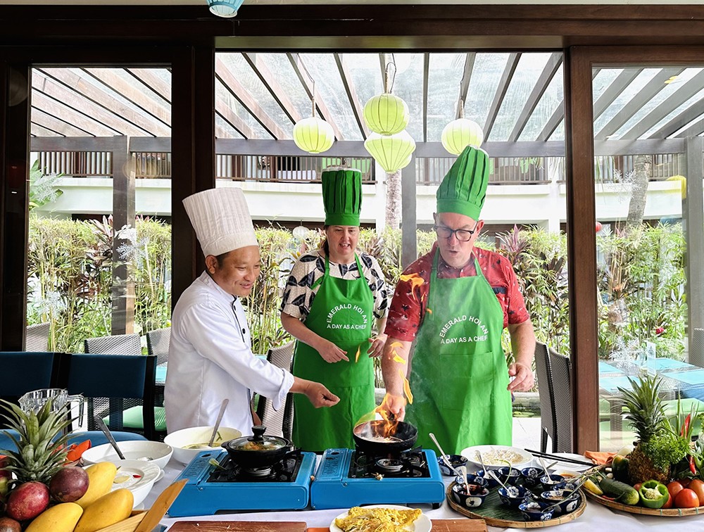 Du khách trải nghiệm chế biến món ăn như đầu bếp thực thụ