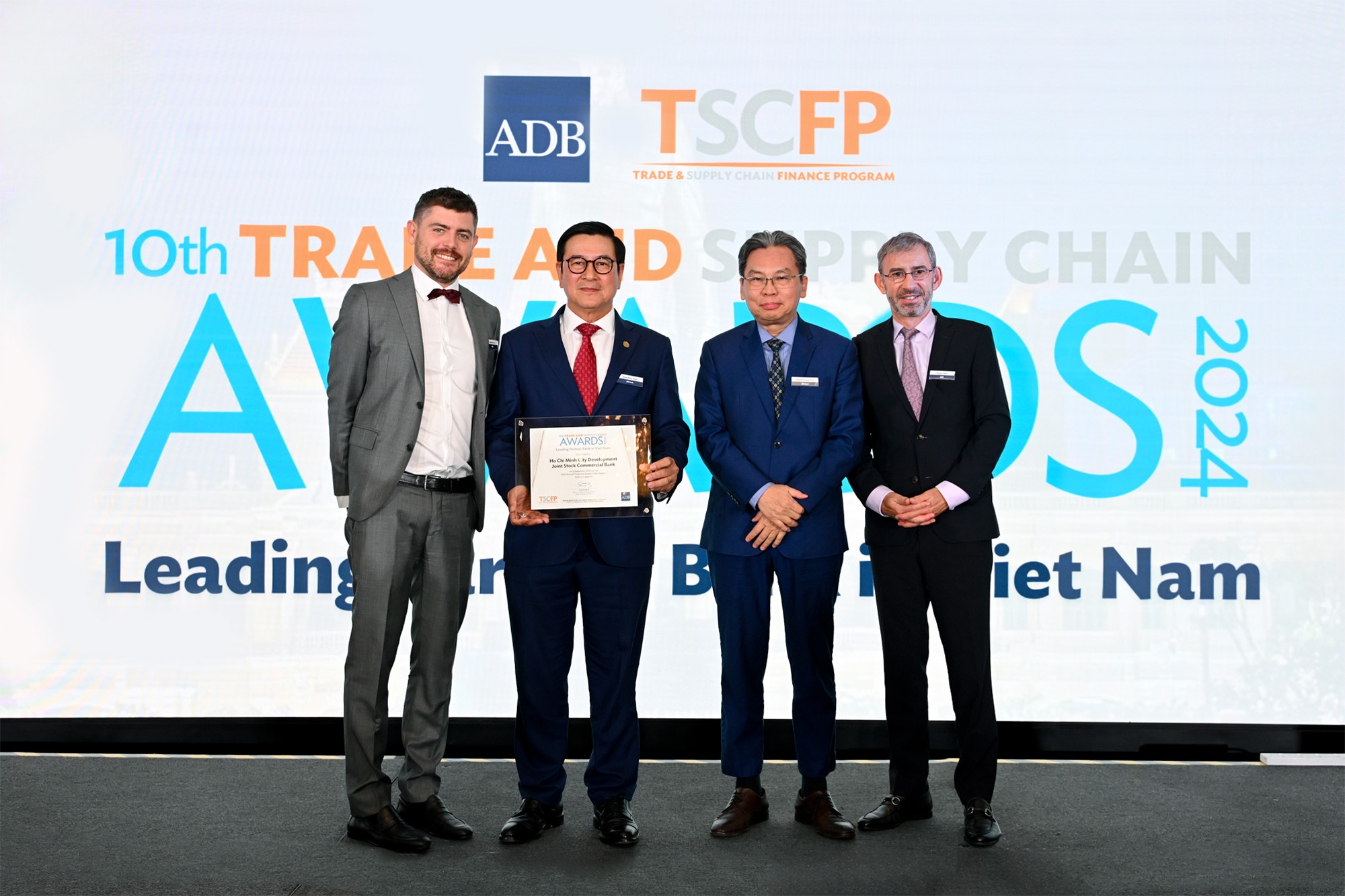 ADB lần thứ hai liên tiếp vinh danh HDBank là "Ngân hàng đối tác hàng đầu tại Việt Nam" - 1