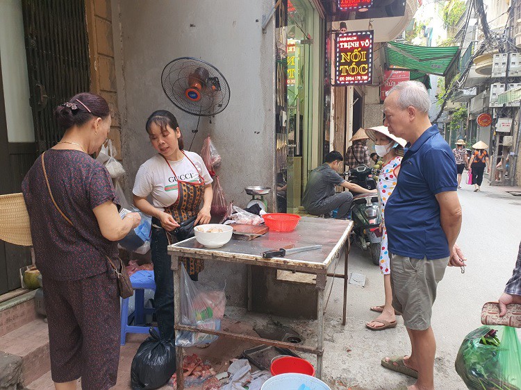 Hàng thịt lợn của chị Thuý hết hàng ngay từ sáng sớm