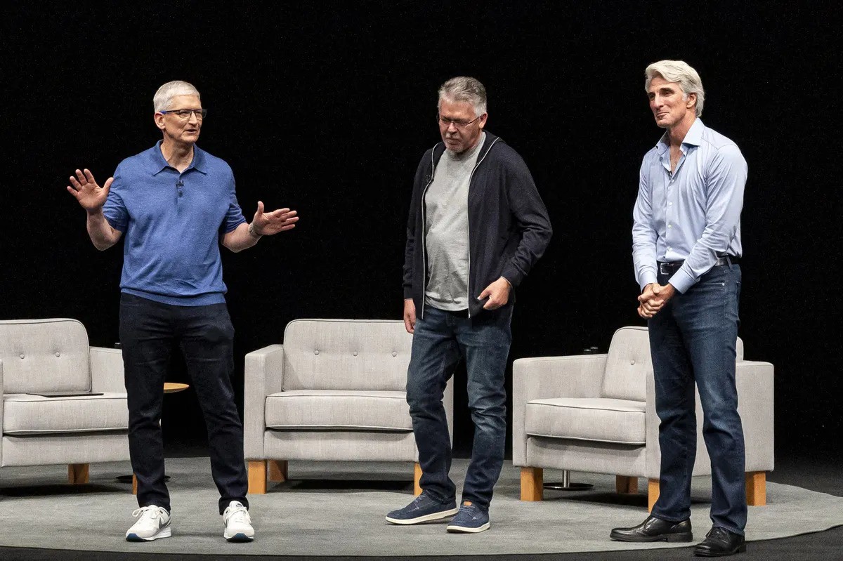 Tim Cook, John Giannandrea và Craig Federighi của Apple tại Hội nghị các nhà phát triển toàn cầu năm nay.