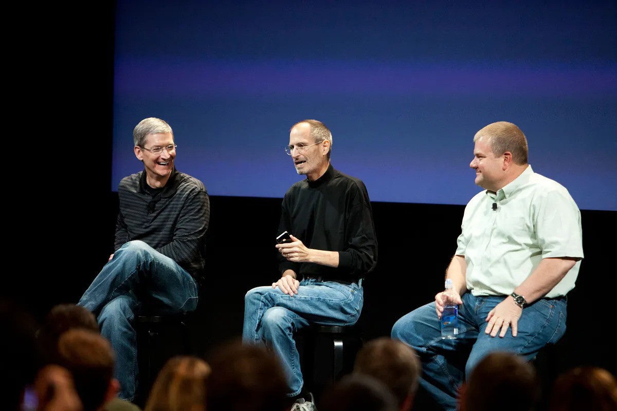 Bob Mansfield (phải), cùng với Tim Cook và Steve Jobs.