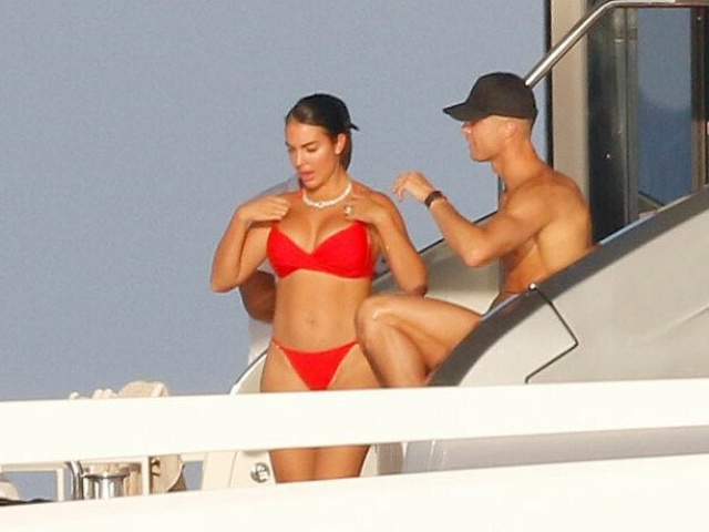 Phản ứng của Georgina khi C. Ronaldo hỏi 'Vì sao em đẹp vậy?'