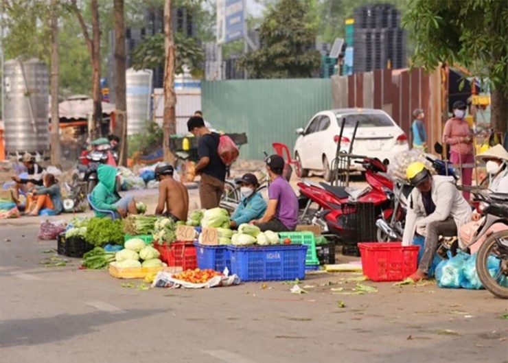 Bát nháo việc kinh doanh “ăn theo” chợ đầu mối nông sản - 1