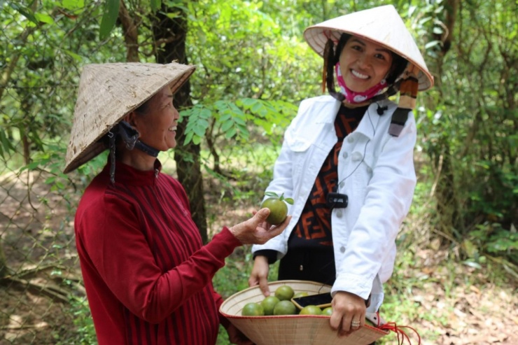 Oanh Yến &#39;tàn phai nhan sắc&#39; sau ba năm lăn lộn ở nông trại - 6