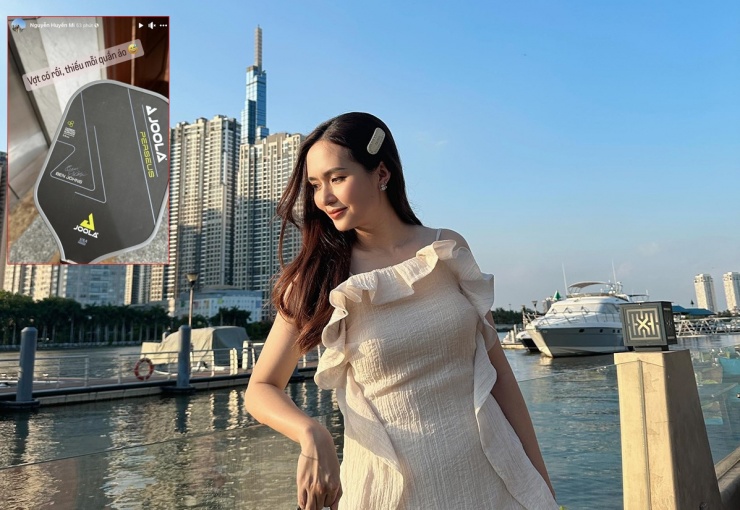 Nguyễn Huyền Mi - vợ tiền đạo Nguyễn Văn Quyết (Hà Nội FC) - khoe "đã có vợt, chỉ còn thiếu quần áo" để nhập môn pickleball. Huyền Mi sinh con gái hồi tháng ba và đang tích cực tập luyện để lấy lại vóc dáng.