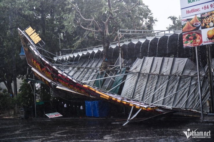 Bão số 3 tàn phá khu du lịch Bãi Cháy: Cây đổ, cầu cấm