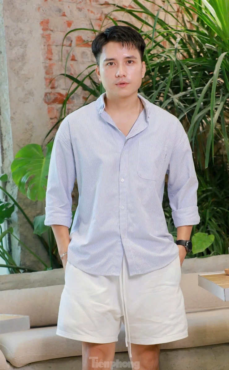 Trở lại đóng phim truyền hình sau một vài năm vắng bóng, Mạnh Quân hài lòng khi thể hiện tốt nhân vật Hào, bắt nhịp được với đoàn phim. "Tôi có nhiều kỷ niệm đáng nhớ khi vào vai nhân viên giao hàng, hầu hết là kỷ niệm khi quay ngoài trời nóng tới 40 độ. Những cảnh quay bị vợ mắng cũng đáng nhớ. Tôi hay nói vui với Diễm Hằng (vai Yên - vợ Hào) là nên tiết chế lại, đừng mắng gay gắt quá", diễn viên Mạnh Quân kể.