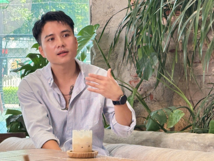 "Tôi và Hằng biết nhau gần 20 năm. Đó cũng là rào cản khi đóng những cảnh tình cảm hay thoại những câu ngọt ngào. Đạo diễn Bùi Quốc Việt nhắc nhở cả hai khá nhiều trước những cảnh như vậy", nam diễn viên tâm sự. Anh kể bà xã chưa từng ghen khi thấy chồng đóng cảnh tình cảm với bạn diễn nữ dù đôi khi vẫn hỏi một vài câu về thông tin diễn viên. "Biết tôi đóng chung với Diễm Hằng, bà xã không hỏi thêm bất cứ câu nào vì biết tôi và Hằng quá thân nhau. Cô ấy còn thấy vui khi xem những cảnh tôi bị Diễm Hằng đánh, quát trên phim", Mạnh Quân nói.