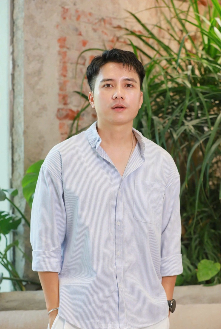 Diễm Hằng và Mạnh Quân cùng nổi tiếng từ bộ phim Nhật ký Vàng Anh năm 2007. Hai diễn viên từng đóng vợ chồng trong phim Mẹ ơi, bố đâu rồi? phát sóng năm 2018. Ngoài đời, hai người cũng là bạn bè thân thiết. Diễn viên Mạnh Quân cho biết cũng chính bởi sự thân thiết đó mà anh và Diễm Hằng thường xuyên cười đùa, khó giữ nghiêm túc khi đóng cảnh tình cảm.