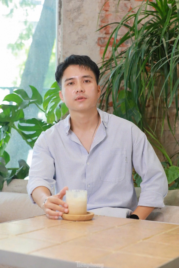 "Từ khi còn đi học, tôi đã tham gia đội văn nghệ và đam mê nghệ thuật. Biết tin phim Nhật ký Vàng Anh tuyển diễn viên, tôi mang hồ sơ đến tận nơi để nộp chứ nhất quyết không nộp qua đường bưu điện vì sợ thất lạc. Ở buổi nộp hồ sơ, tôi tình cờ gặp đạo diễn Đỗ Thanh Hải ở cổng và được anh gọi vào thử vai ngay. Tôi biết ơn đạo diễn Đỗ Thanh Hải, nếu không có anh và buổi casting hôm đó không có Mạnh Quân như hôm nay", nam diễn viên kể.