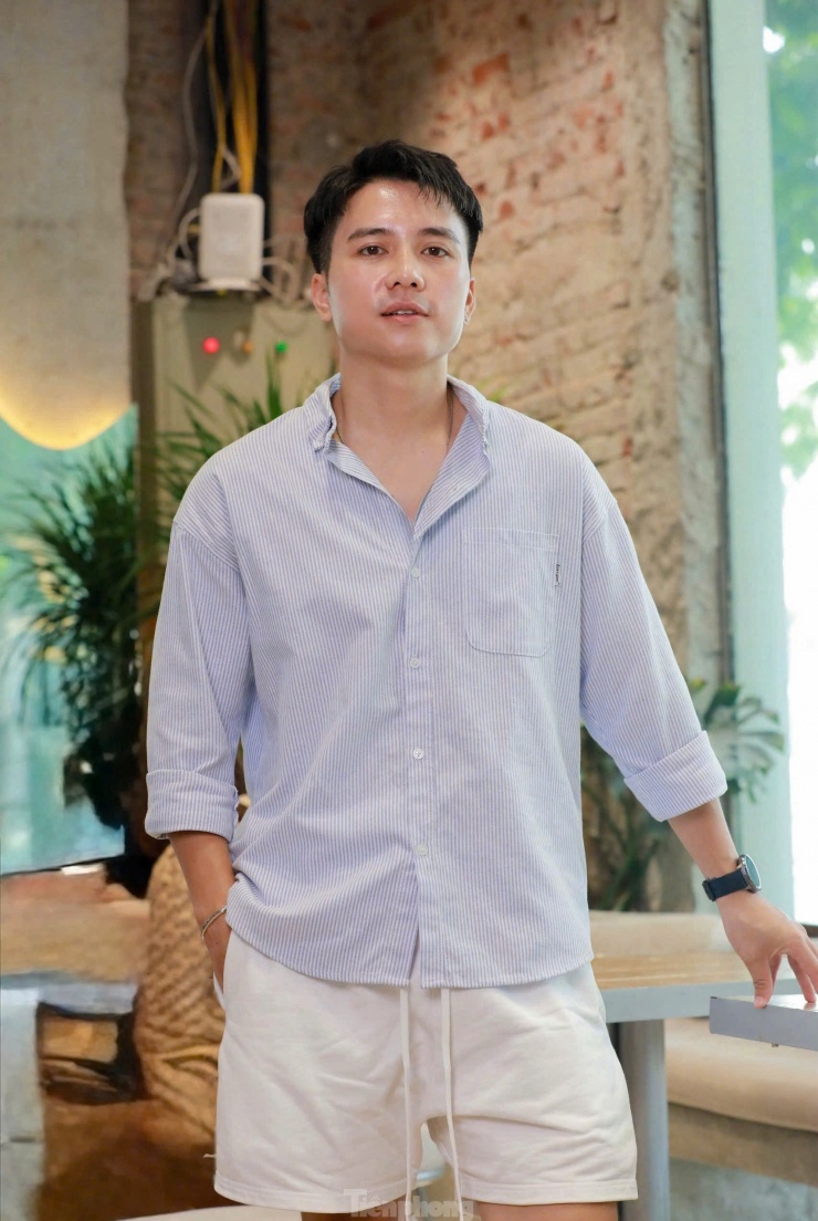 Diễn viên Mạnh Quân sinh năm 1988, tốt nghiệp Đại học Sân khấu - Điện ảnh Hà Nội. Anh đóng phim ngay khi còn là sinh viên.