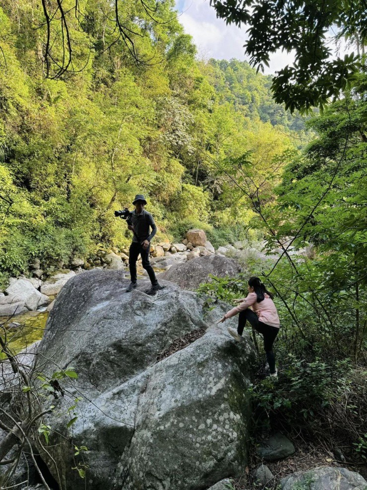 Là phóng viên nữ nhưng Tùng Thư không ngại đến những điểm nóng, những nơi gặp thiên tai hay sạt lở để đưa tin.&nbsp;