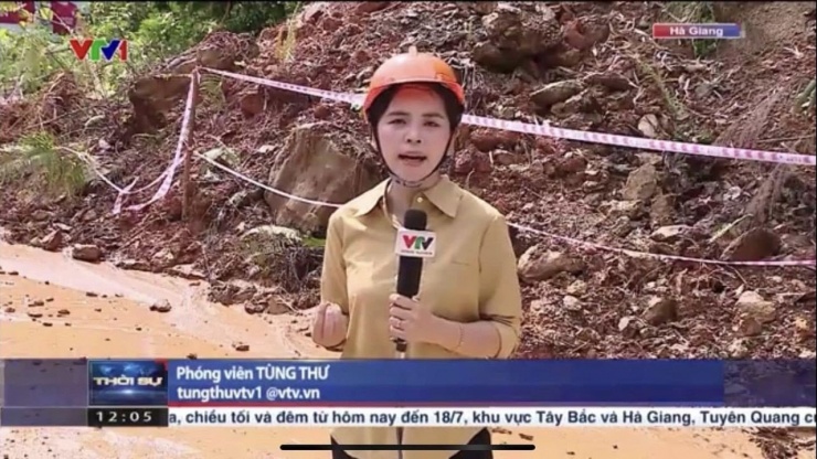 Trước đó, Tùng Thư chia sẻ hình ảnh cô phải đu dây 100m xuống hiện trường tại vùng sạt lở tại Hà Giang khi làm phóng sự.&nbsp;&nbsp;