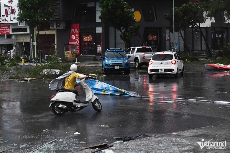 Trong khi bão Yagi quét qua, tại Hạ Long gió thổi mạnh, nhiều người khi thấy gió ngớt vẫn ra đường.