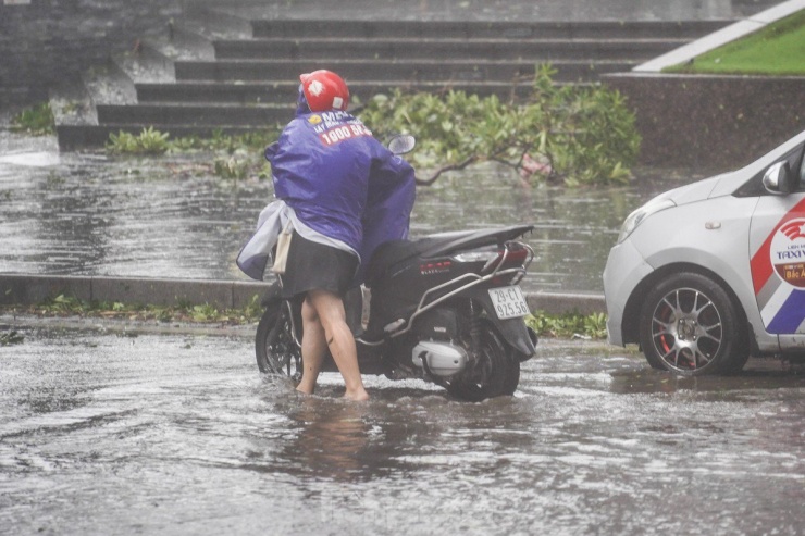 Hà Nội: Gió bão quật bay người, chủ phương tiện bỏ xe chạy &#39;thoát thân&#39; - 11