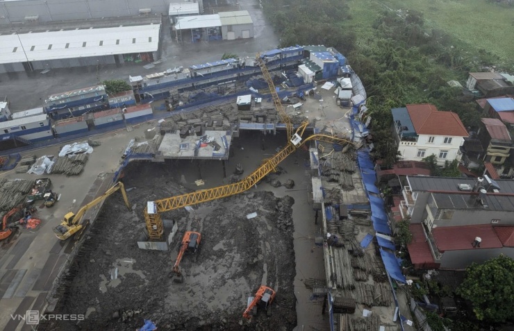 TP Hải Phòng ngổn ngang sau khi bão Yagi quét qua. Cần cẩu ở công trường trên đường Hồng Bàng, quận Hồng Bàng bị gãy đổ, trưa 7/9. Ảnh: Lê Tân